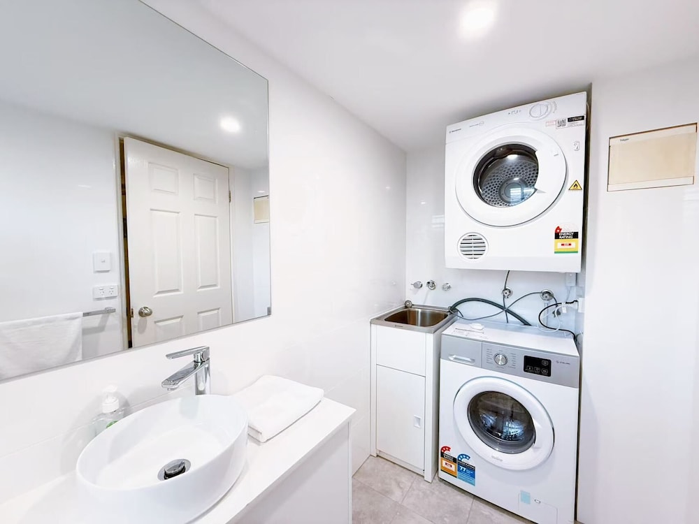 Karana Palms Self Contained Apartments 56/58