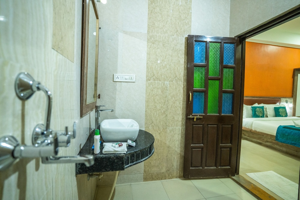 Hotel Marina Mahal 48/50