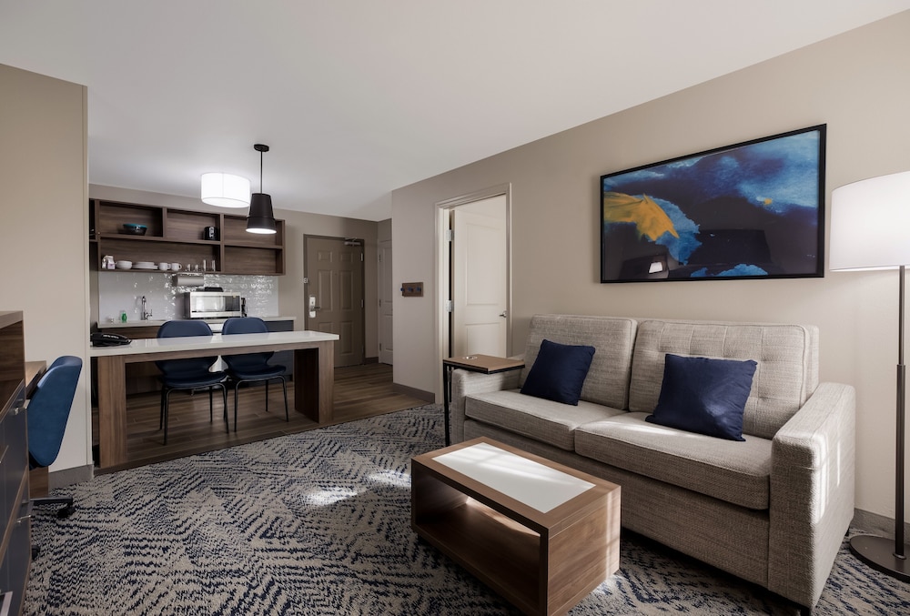Candlewood Suites Lafayette- River Ranch 35/58