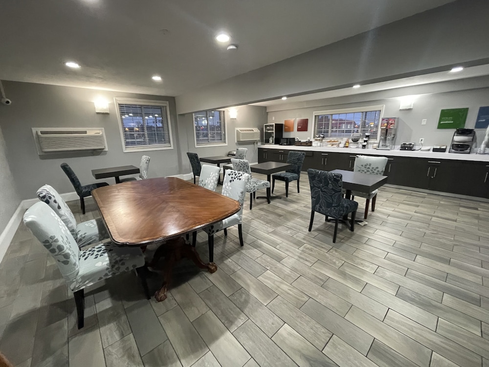 Countryside Inn and Suites Council Bluffs 48/57