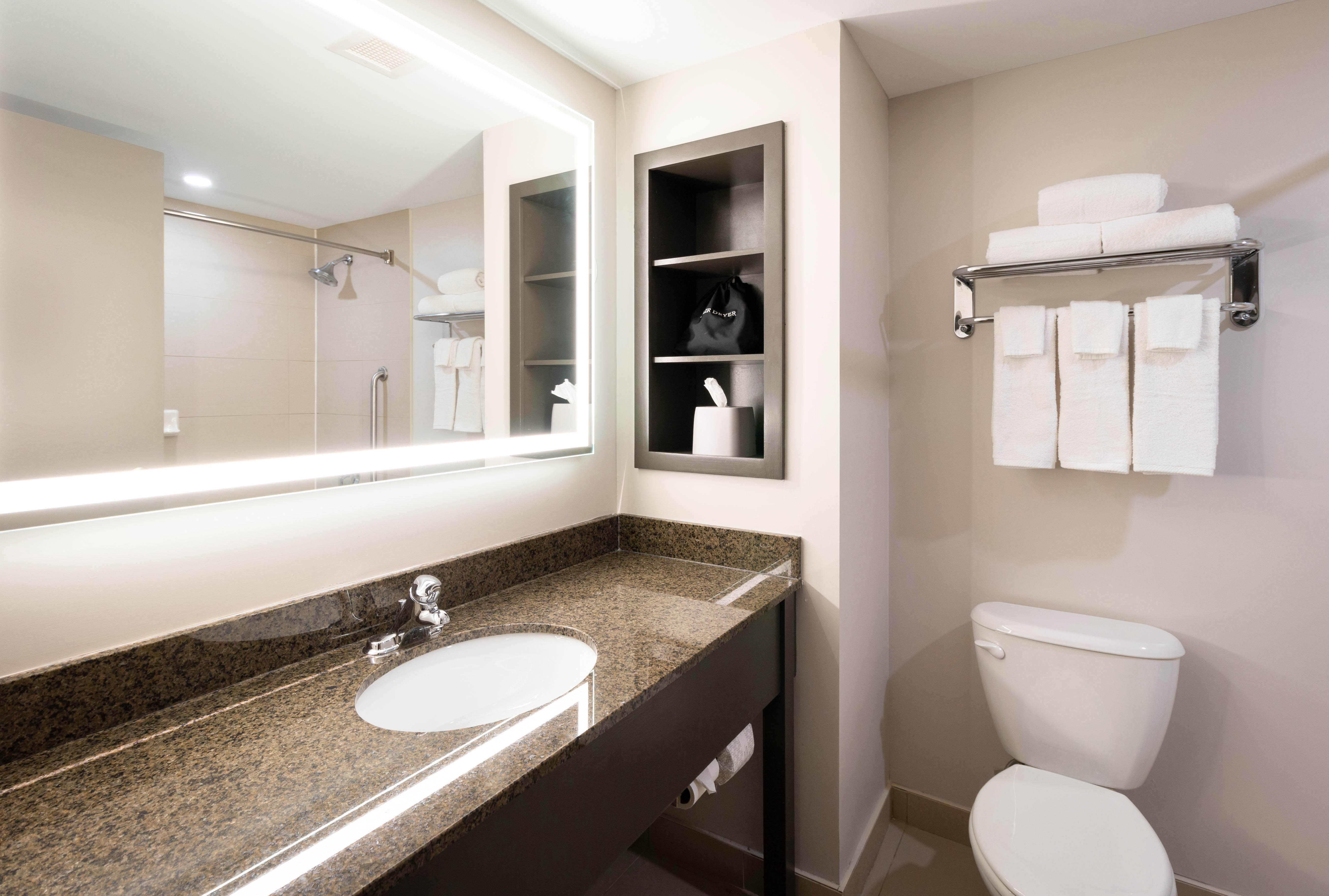 Holiday Inn Express Hotel Suites Kingston 71/72