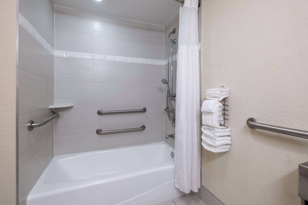 غرفة بسرير كينج لذوي الإعاقة، Wyndham Boca Raton 4/5