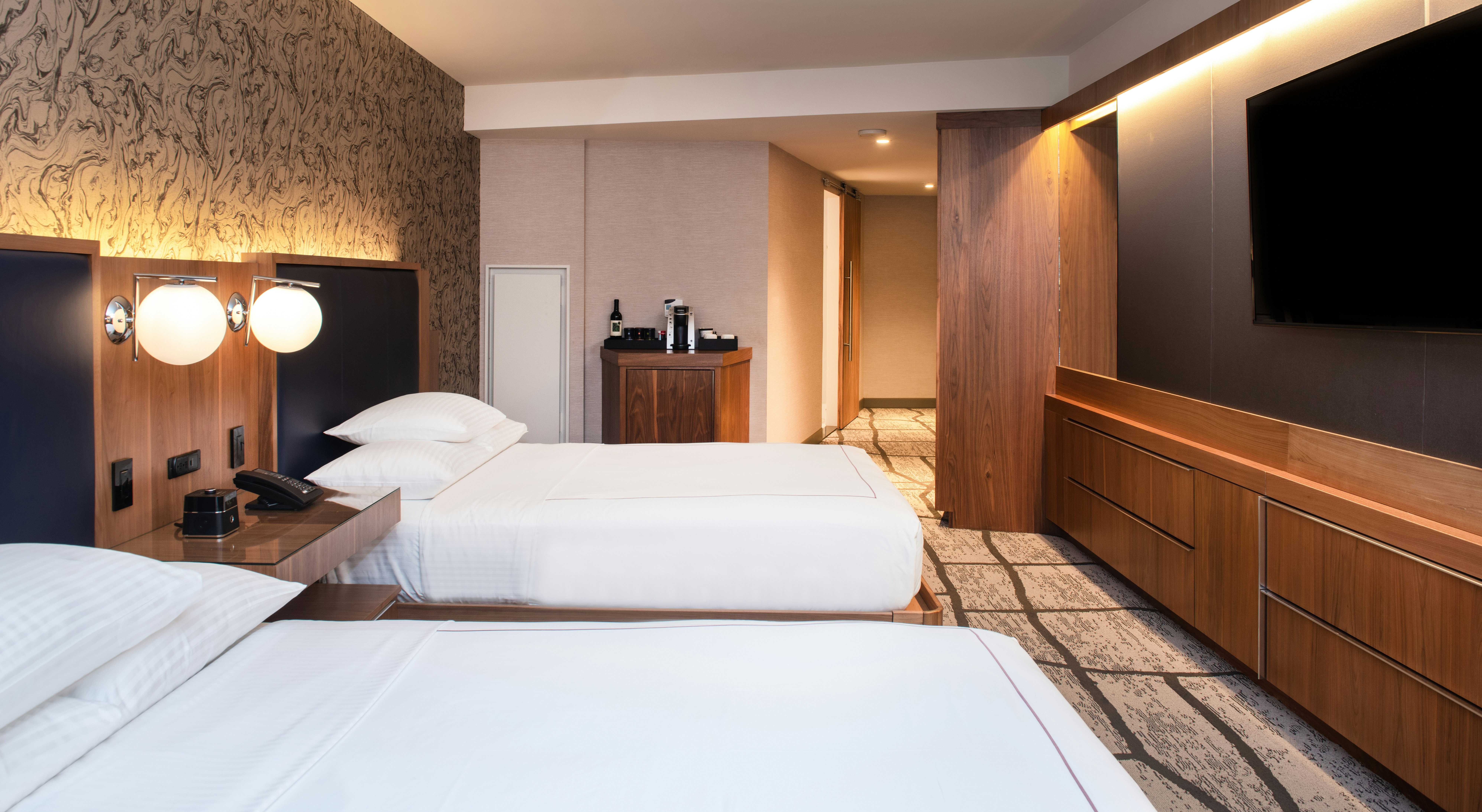 DELUXE, 2 QUEEN BEDS, CITY VIEW
