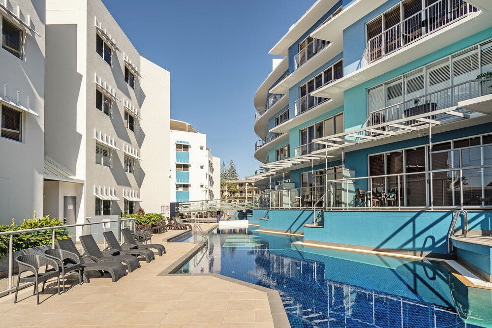 Rolling Surf Resort 69/78