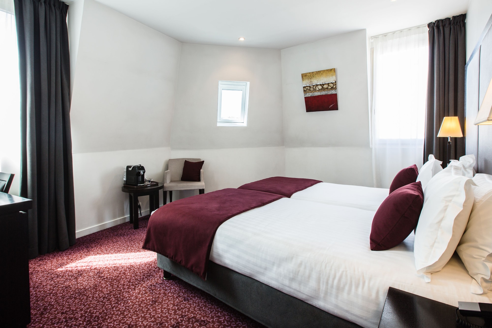 DELUXE, TWIN BEDS