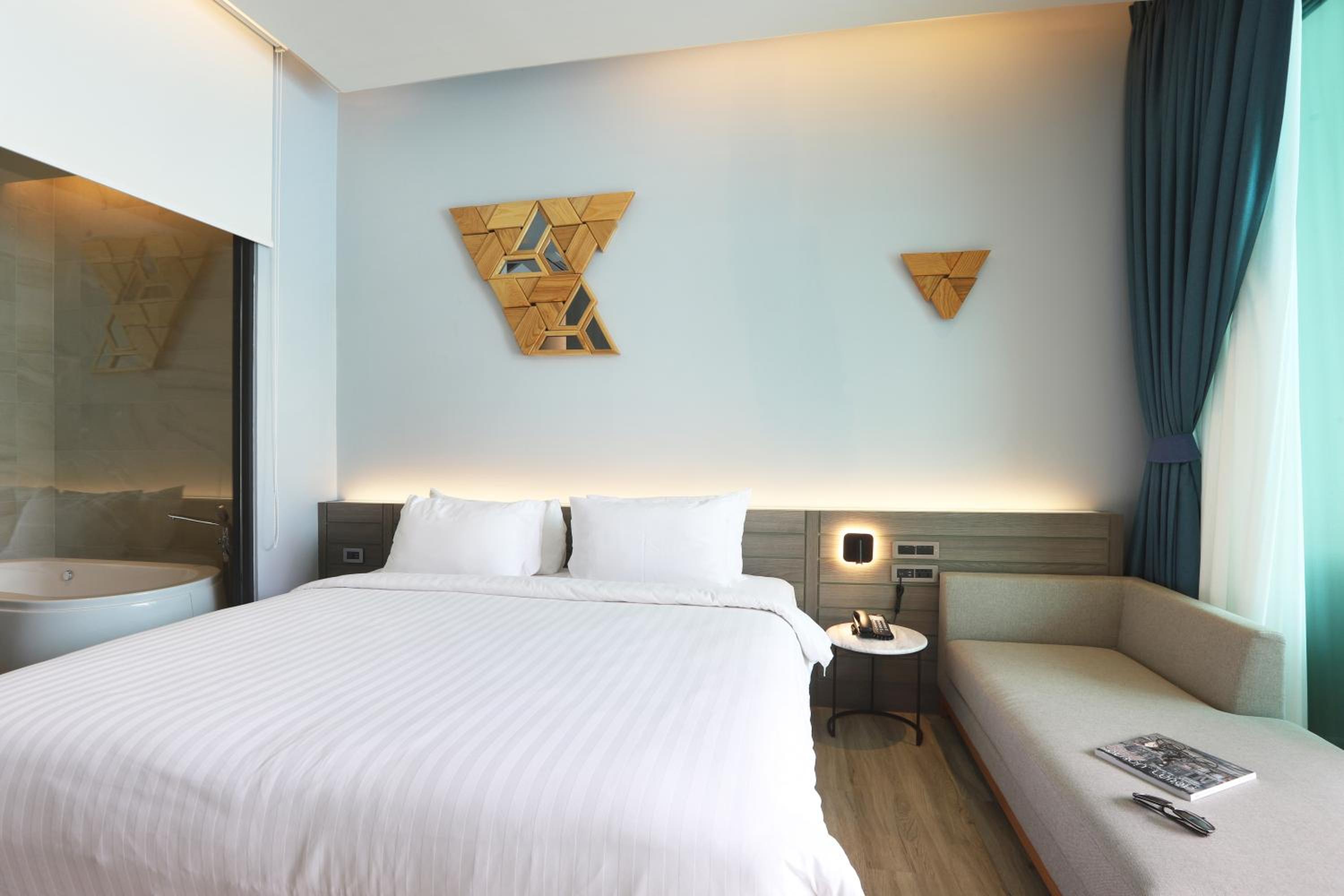 Room, King Bed, Pool Access، The Signature Hotel Airport 2/8
