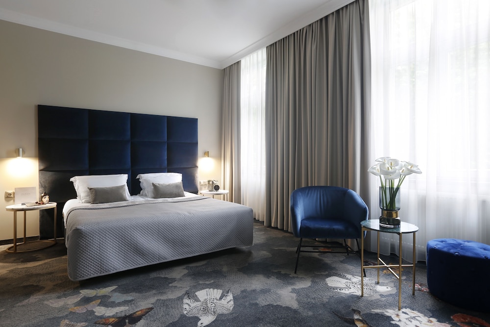 ROOM, TRIPLE