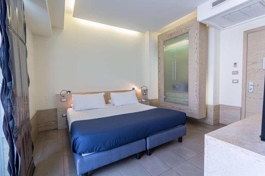 Room, Double or Twin Bed, Balcony, Aran Blu 2/3