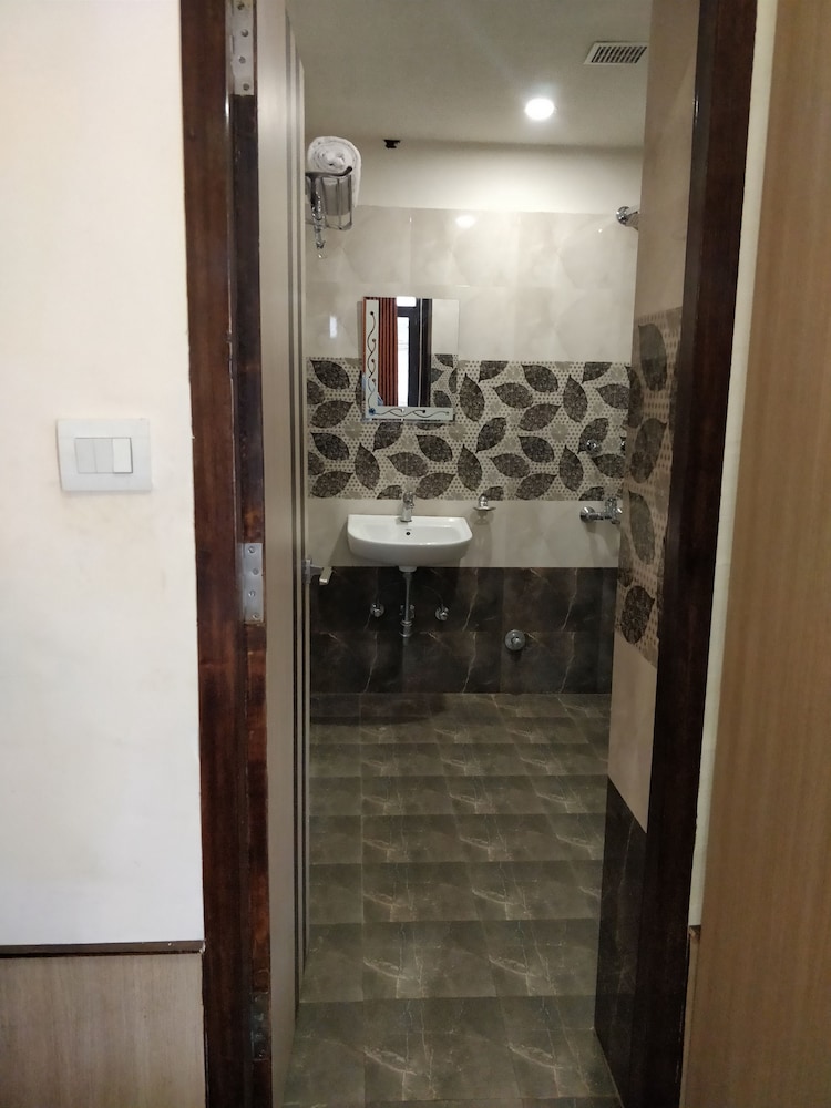 Central Hotel 33/62