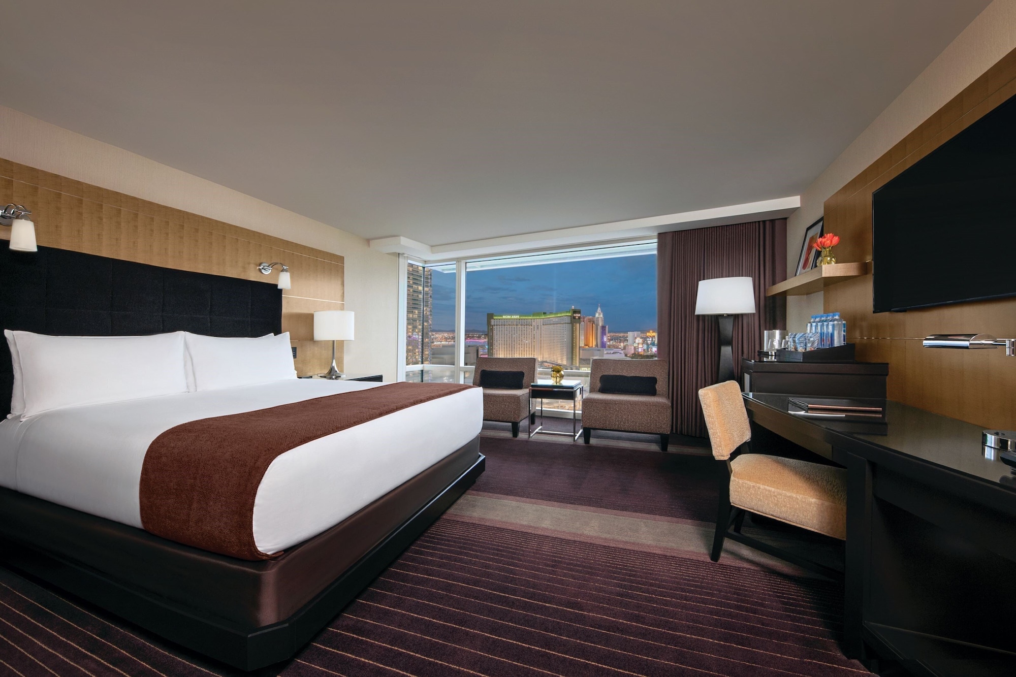 DELUXE, KING BED