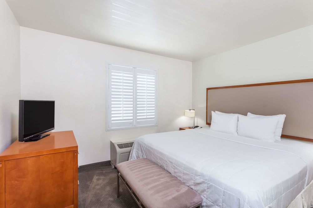 Hawthorn Suites By Wyndham Victorville 11/33