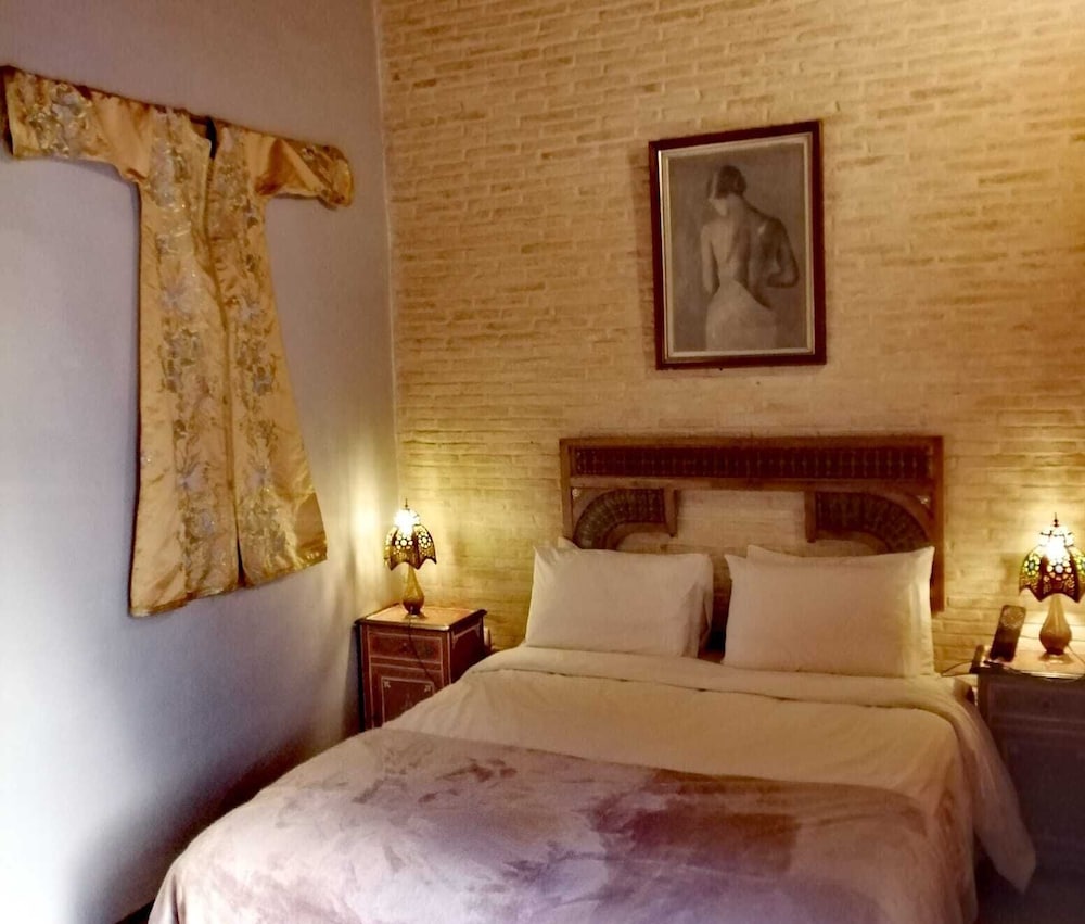 SUPERIOR, QUEEN BED