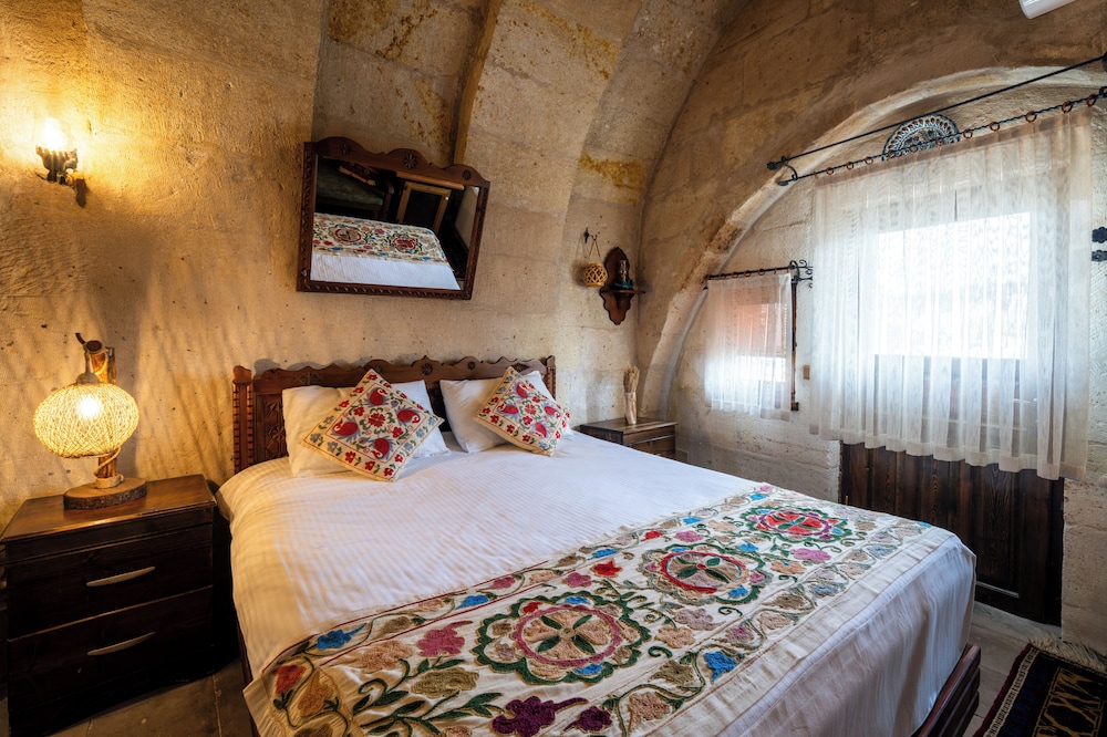 Tulip Cave Suites 16/48