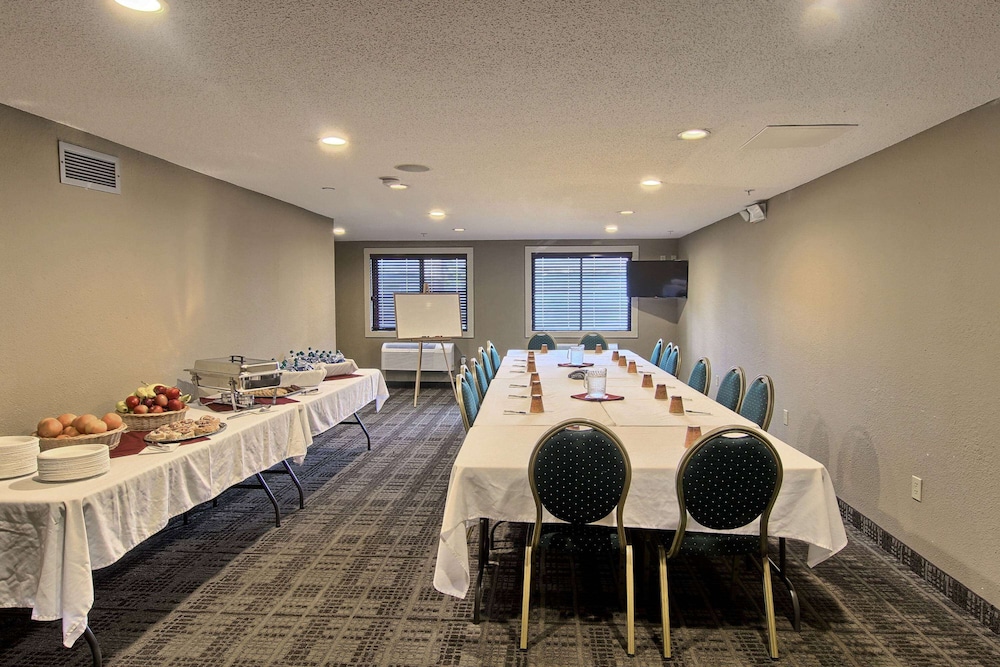 Blossom Hotel & Suites Traverse City 36/64