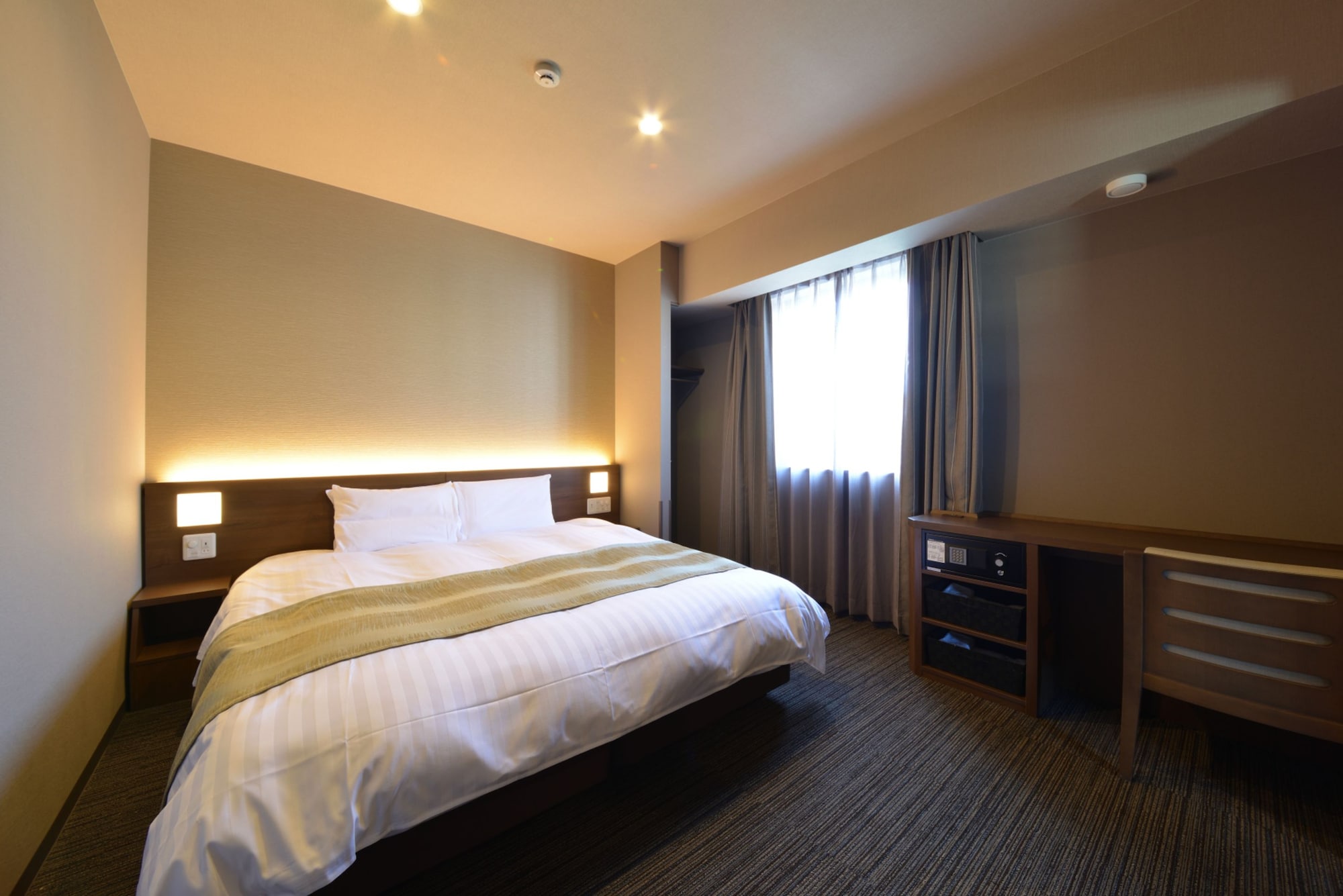 ROOM, KING BED, NO CLEANING SERVICES