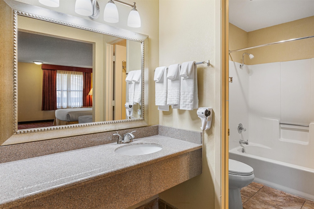 غرفة قياسية كبيرة بسريرين كوين بإطلالة على الفناء، Best Western Pine Springs Inn 7/10