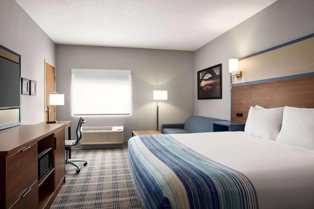 ROOM, KING BED, NEXT TO ELEVATOR