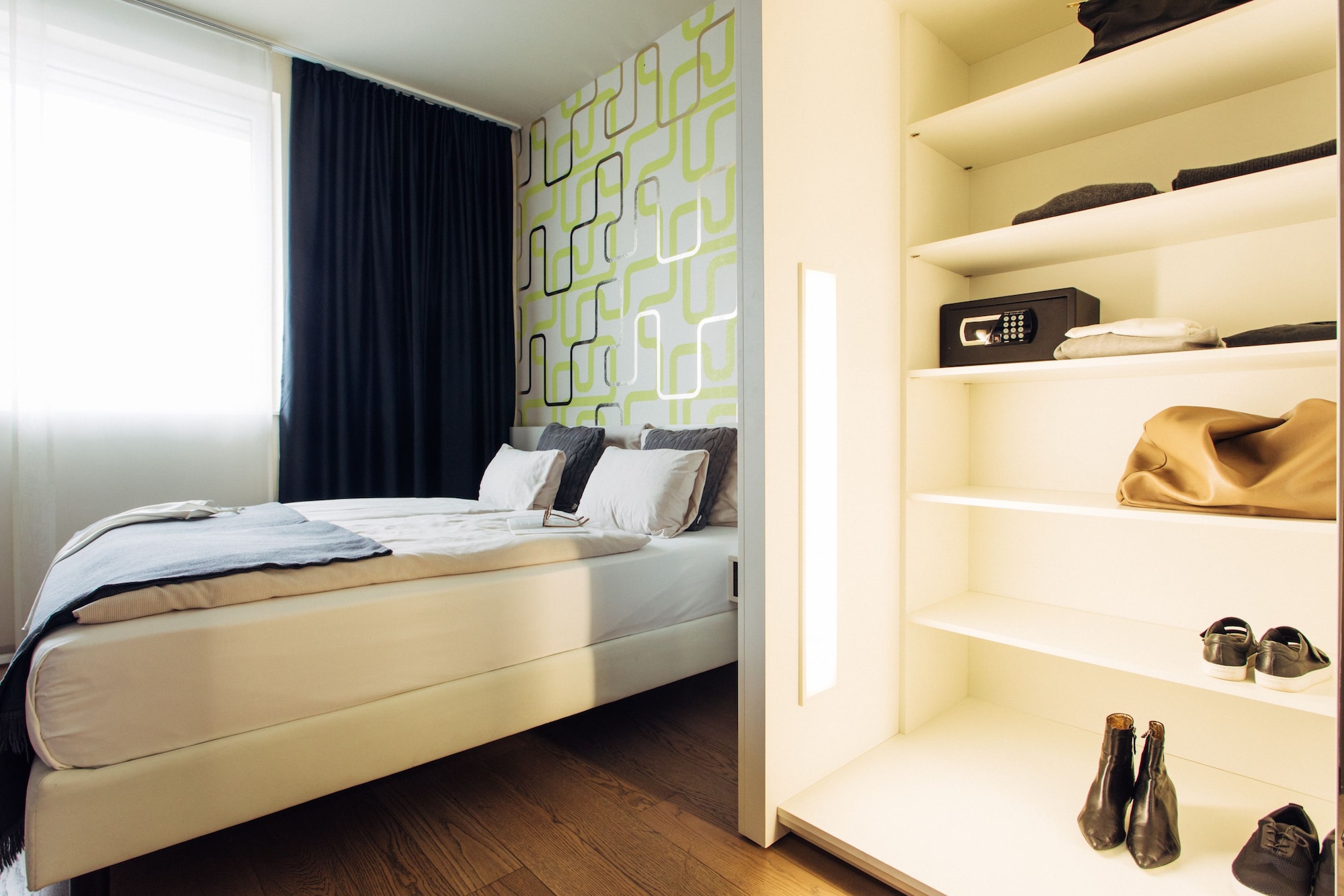2 BEDROOMS, APARTMENT, KITCHENETTE