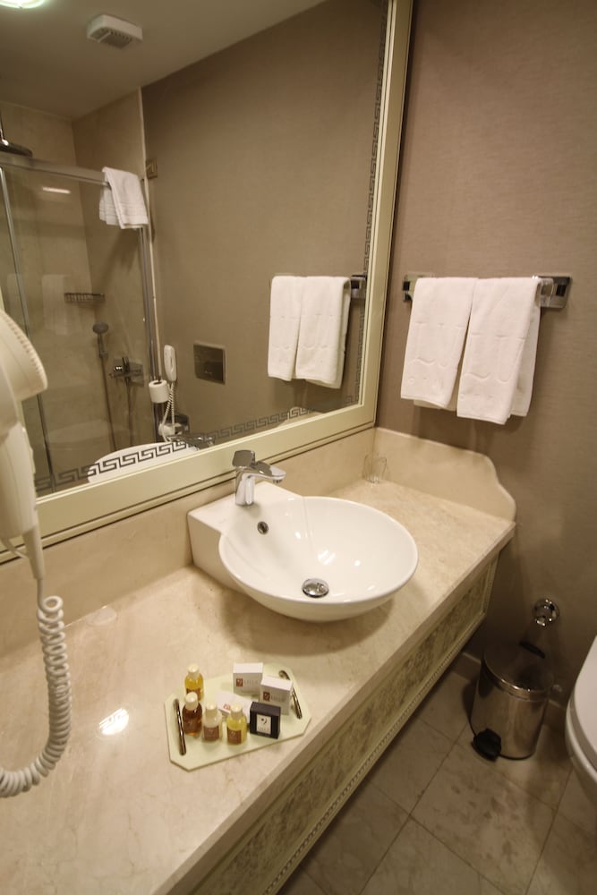 Demir Hotel 44/44