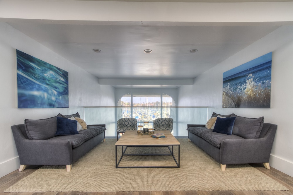 Oceanside Marina Suites 20/43