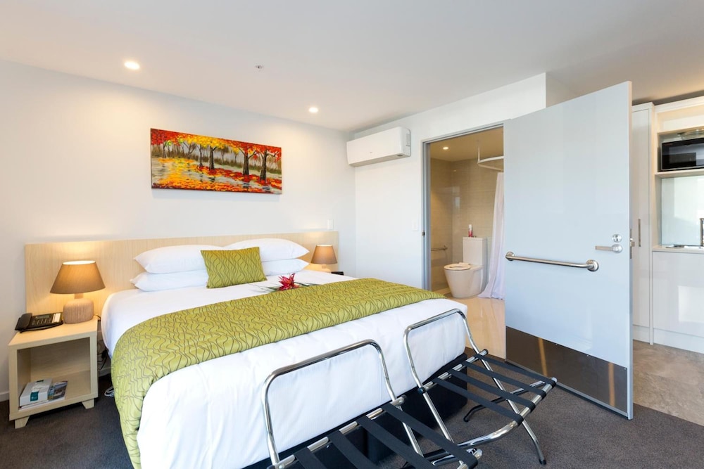 2 On Whiteleigh Motel 10/59