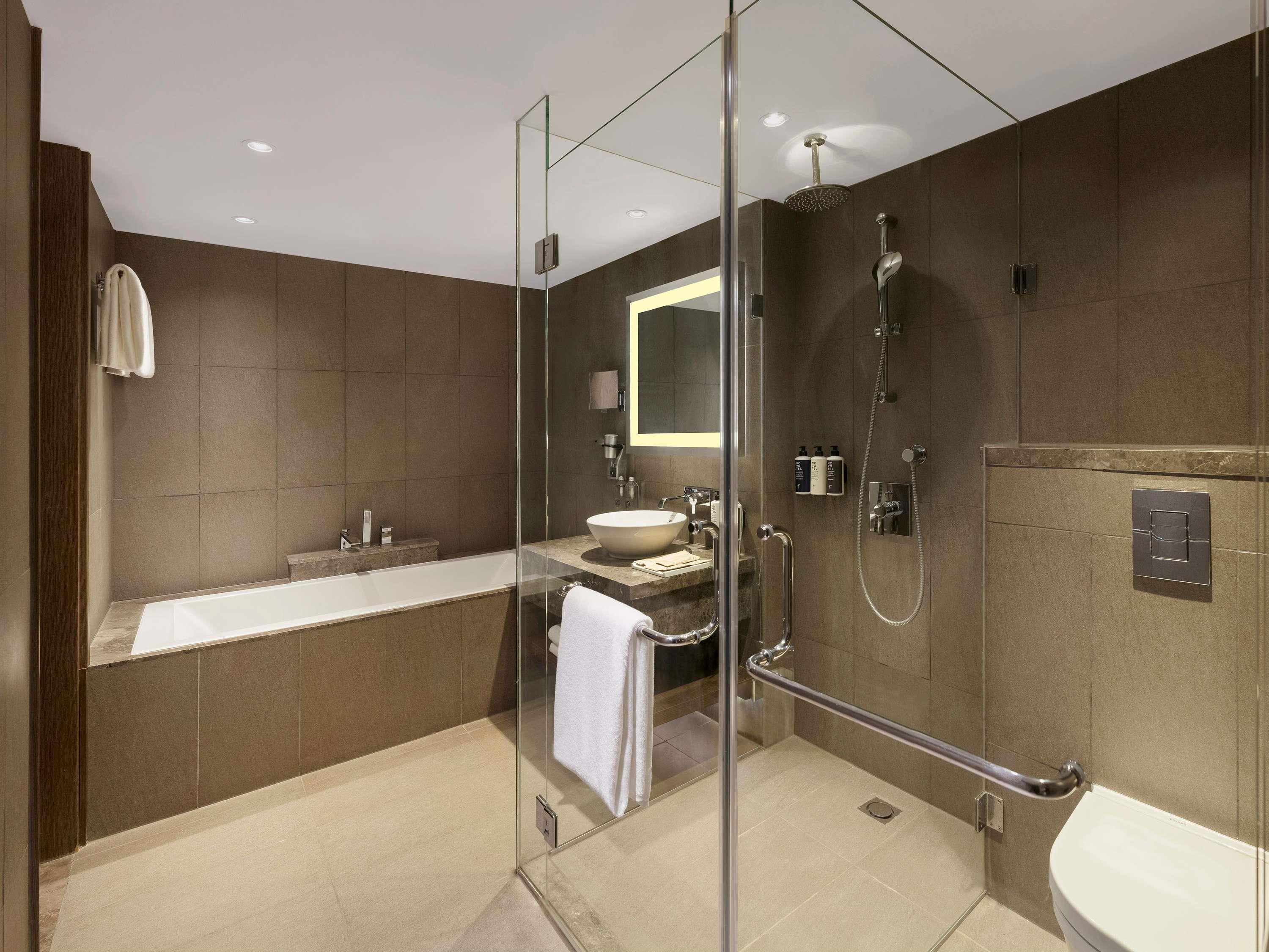 جناح سوبيريور بسرير مزدوج بإطلالة على المسبح، Novotel New Delhi Aerocity 4/4