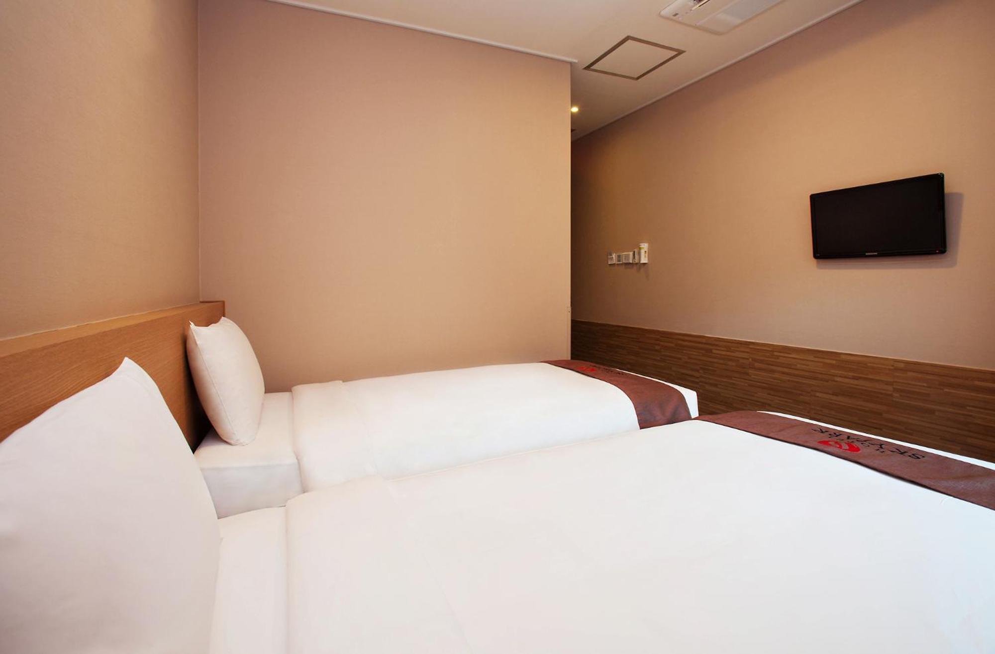 غرفة بسريرين منفصلين، Hotel Skypark Myeongdong Iii Seoul 6/10