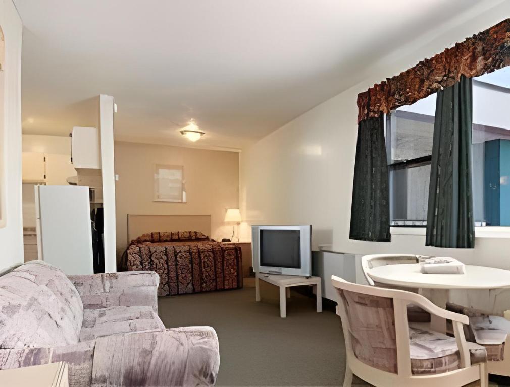 Efficiency, Queen Bed