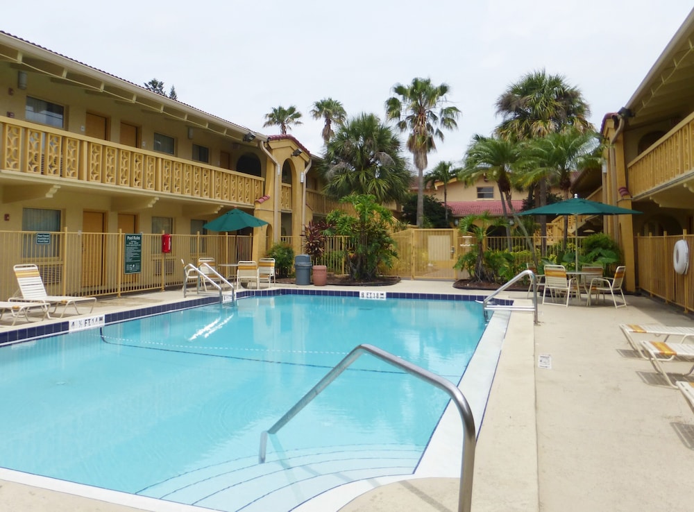 Red Roof Inn Tampa Bay - St. Petersburg 23/36