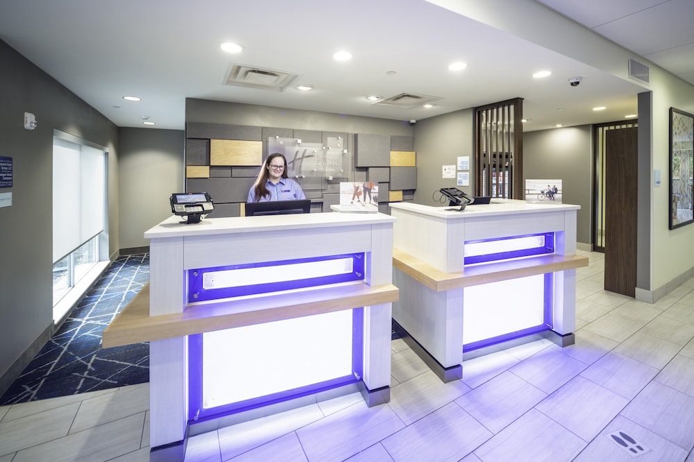 Holiday Inn Express and Suites Brevard City Center 3/51