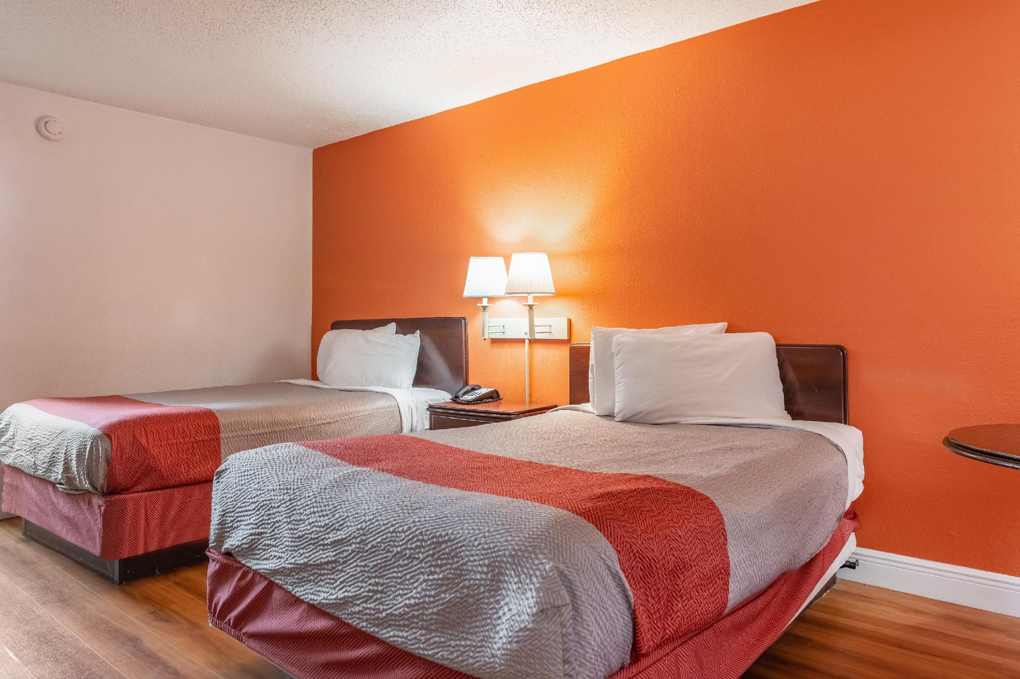 غرفة بسريرين مزدوجين، Motel6 Natchitoches, LA 2/2