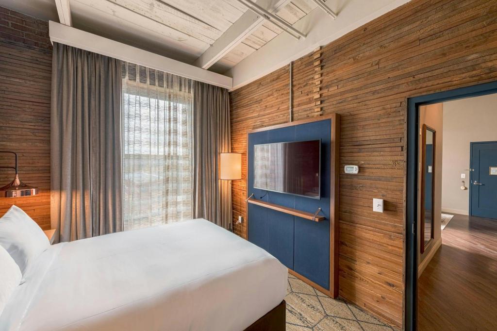 Suite, Queen Bed, Sofa