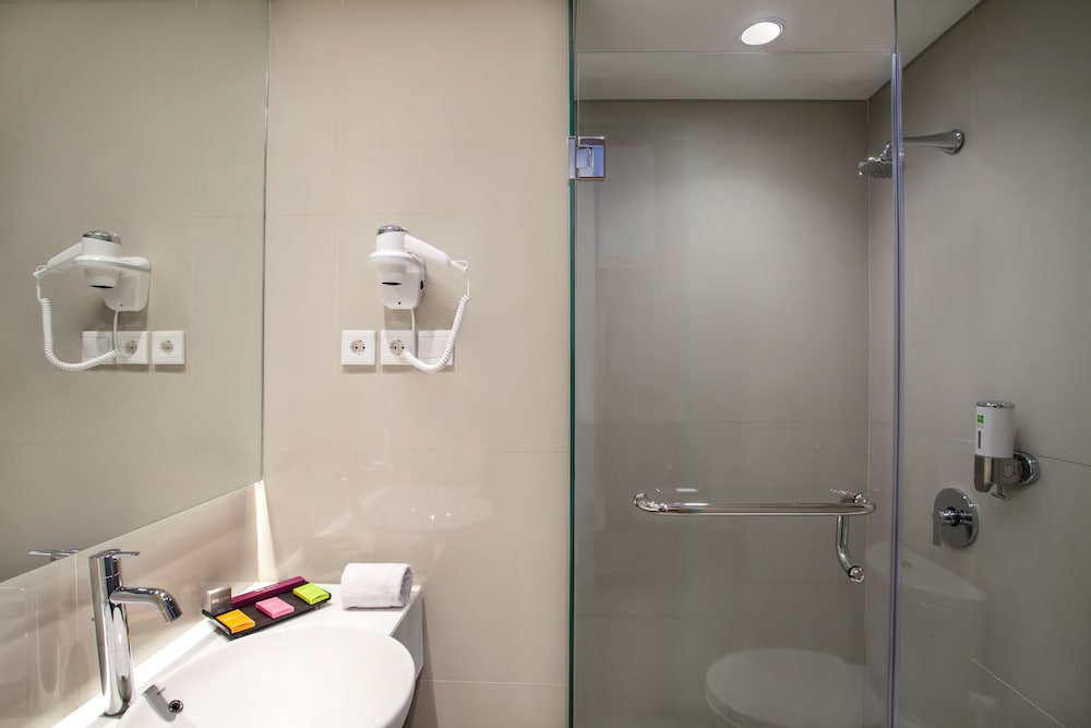 IBIS STYLES CIKARANG 34/35
