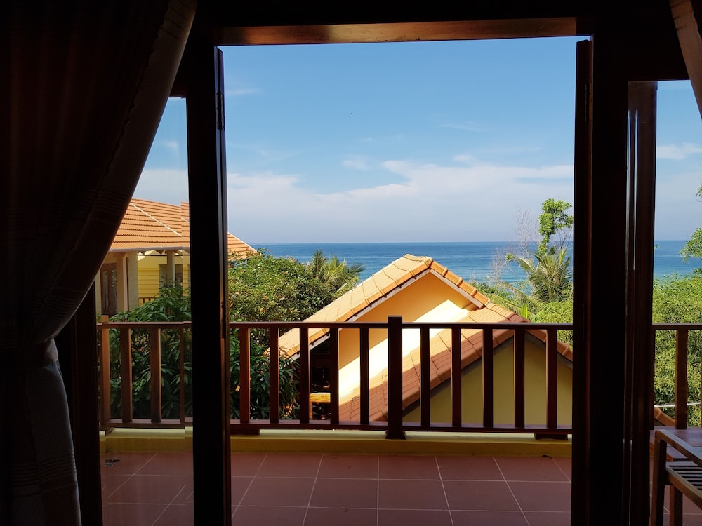 Free Beach Resort 10/50