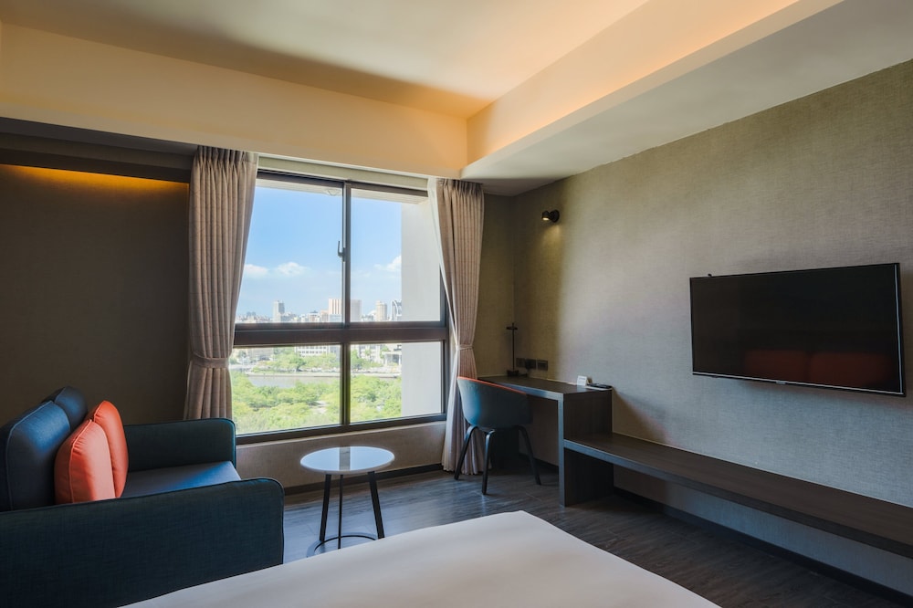 Holiday Inn Express Kaohsiung Love River 35/49