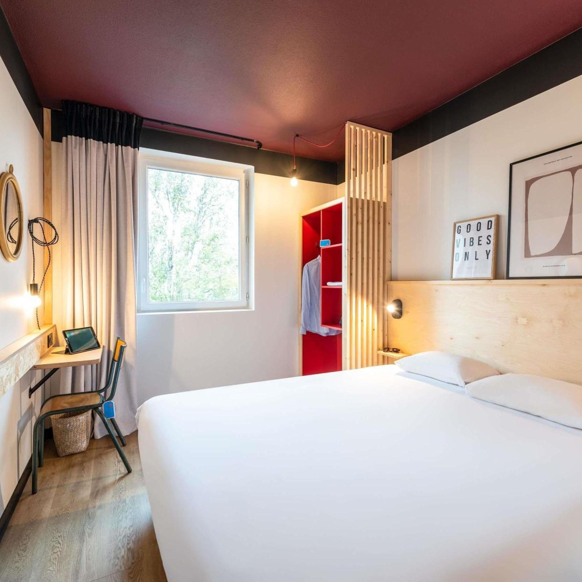 Pop, Double Bed