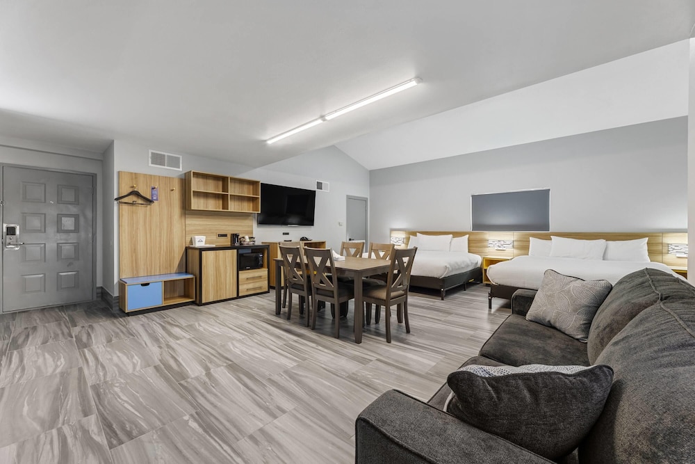 Days Inn & Suites by Wyndham Texas City 32/52