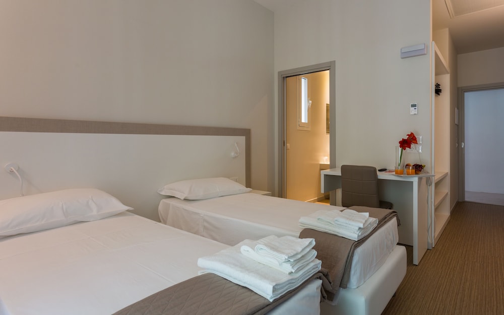 ROOM, TRIPLE