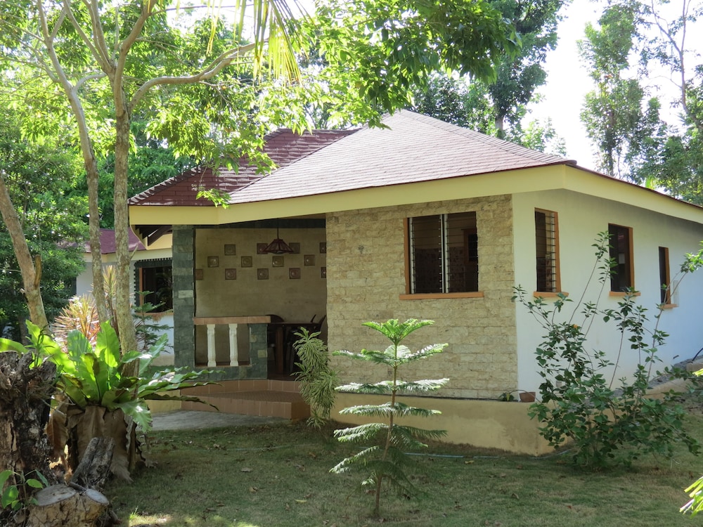 Alonaland Resort Apartelle 5/50