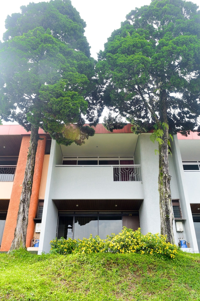 Amanda Hills Hotel 45/47