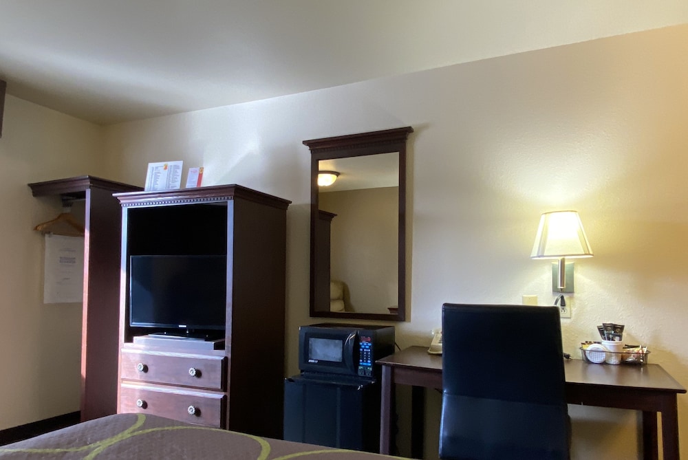 Super 8 By Wyndham Butte Mt 35/51