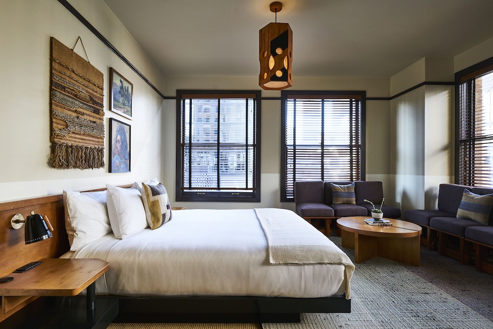 DELUXE, STUDIO, KING BED, CORNER
