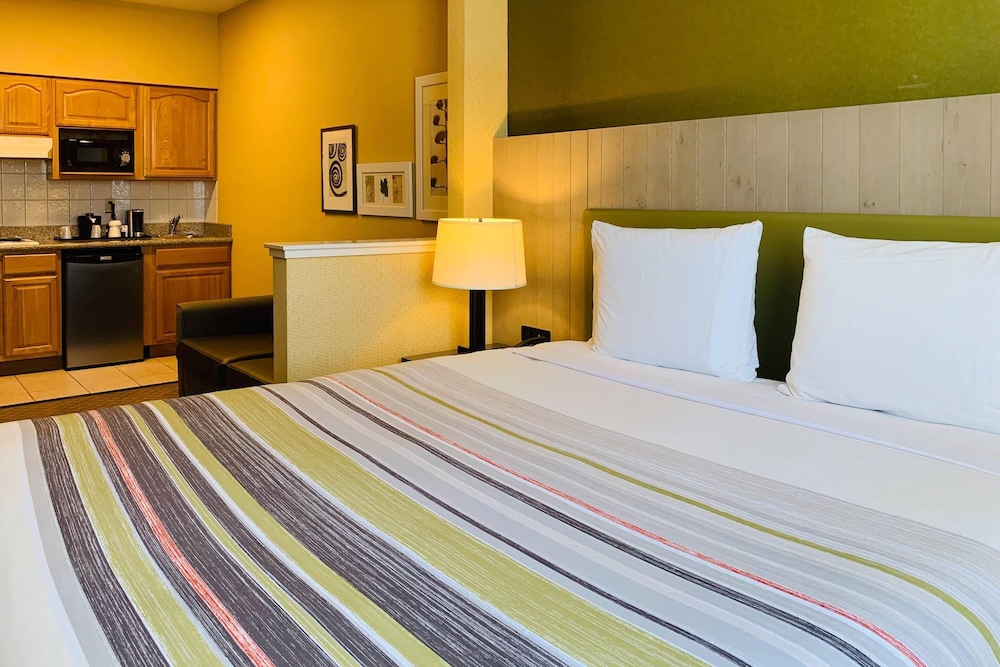 SUITE, KING BED, ACCESSIBLE