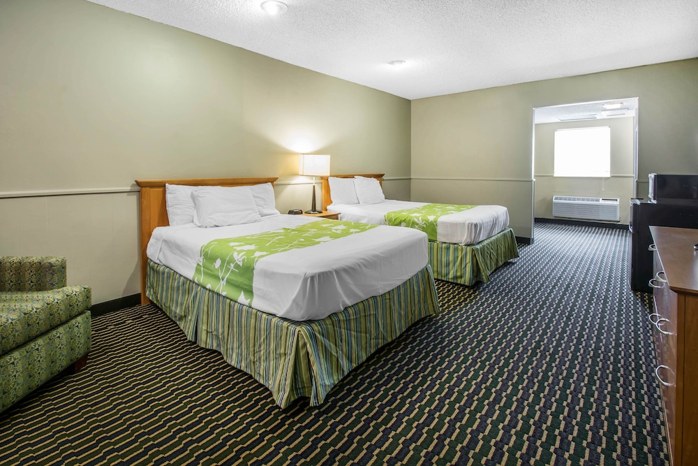 Rodeway Inn & Suites Winter Haven Chain of Lakes 9/35