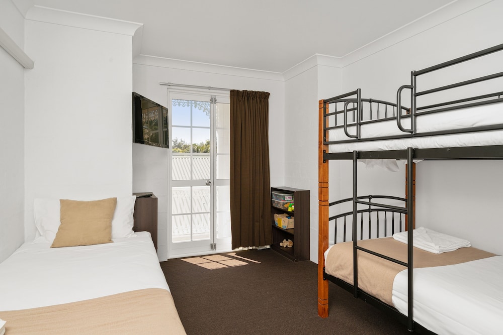 WOLLONGBAR MOTEL 45/69