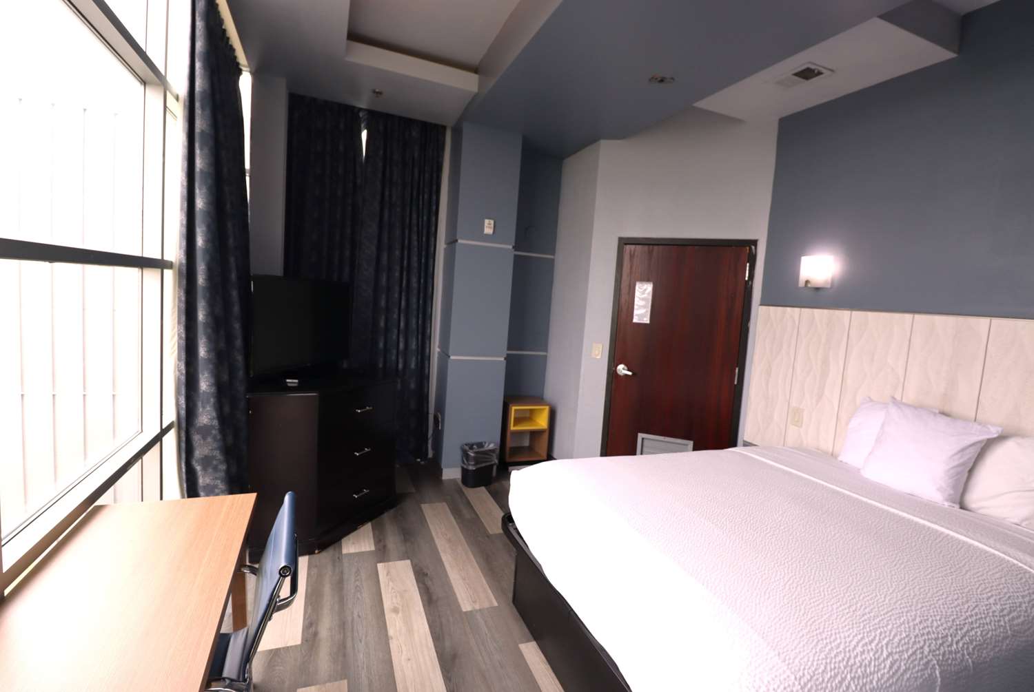 Days Inn Suites By Wyndham Milwaukee 8/40