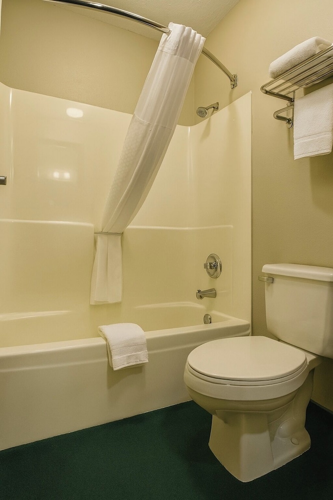 Room, King Bed, Rodeway Inn Milaca 4/5