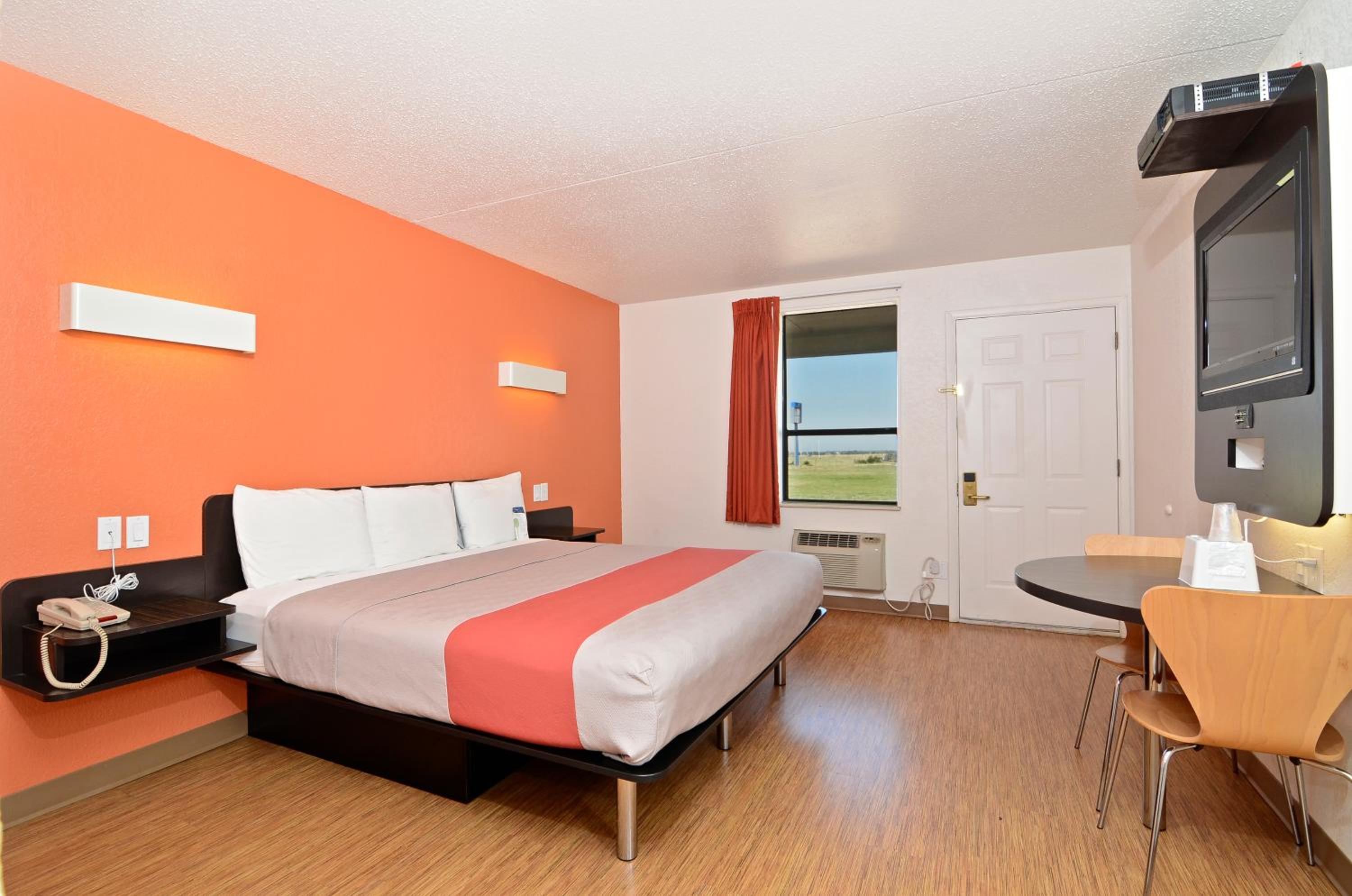 1 King Bed - Non-Smoking, Micfridge