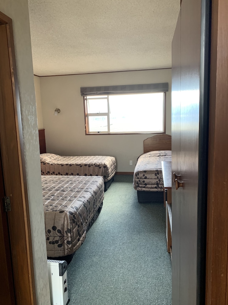 MANAPOURI LAKEVIEW MOTOR INN 20/69