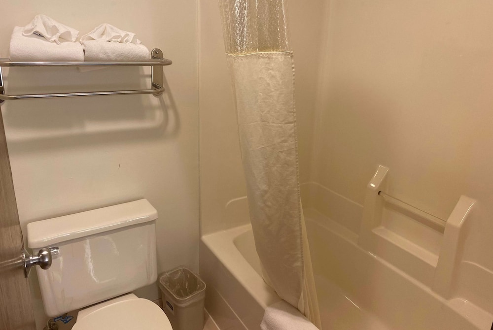 Howard Johnson by Wyndham Manteno 33/33